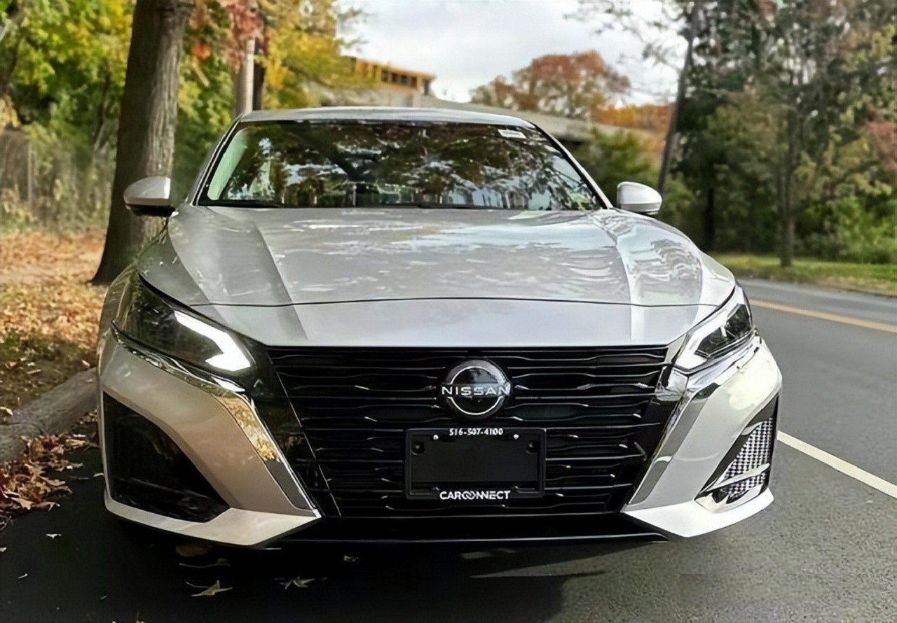 日产全新天籁实车亮相!或不超15万换装全新前脸,配1.5t混动四驱