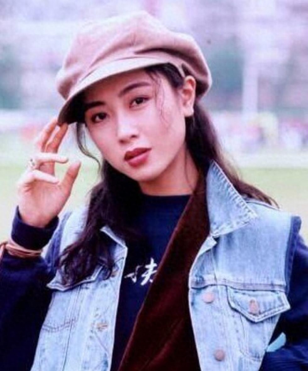 然而,命运并没有厚待于袁洁莹,感情经历让她伤痕累累.