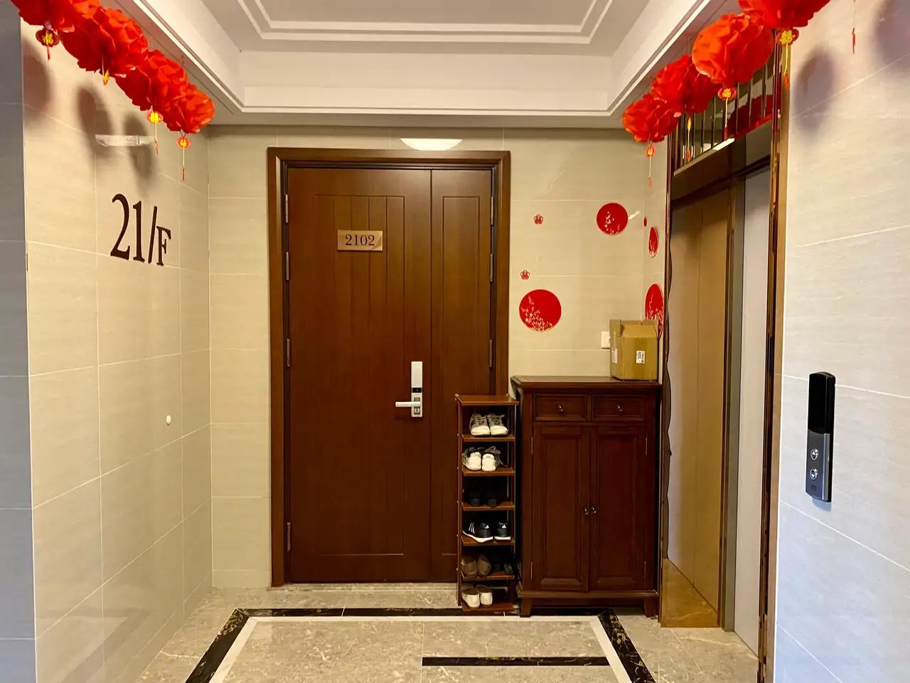 走廊放鞋柜常见,但还是第一次见这么和睦相处,你觉得这样好吗?