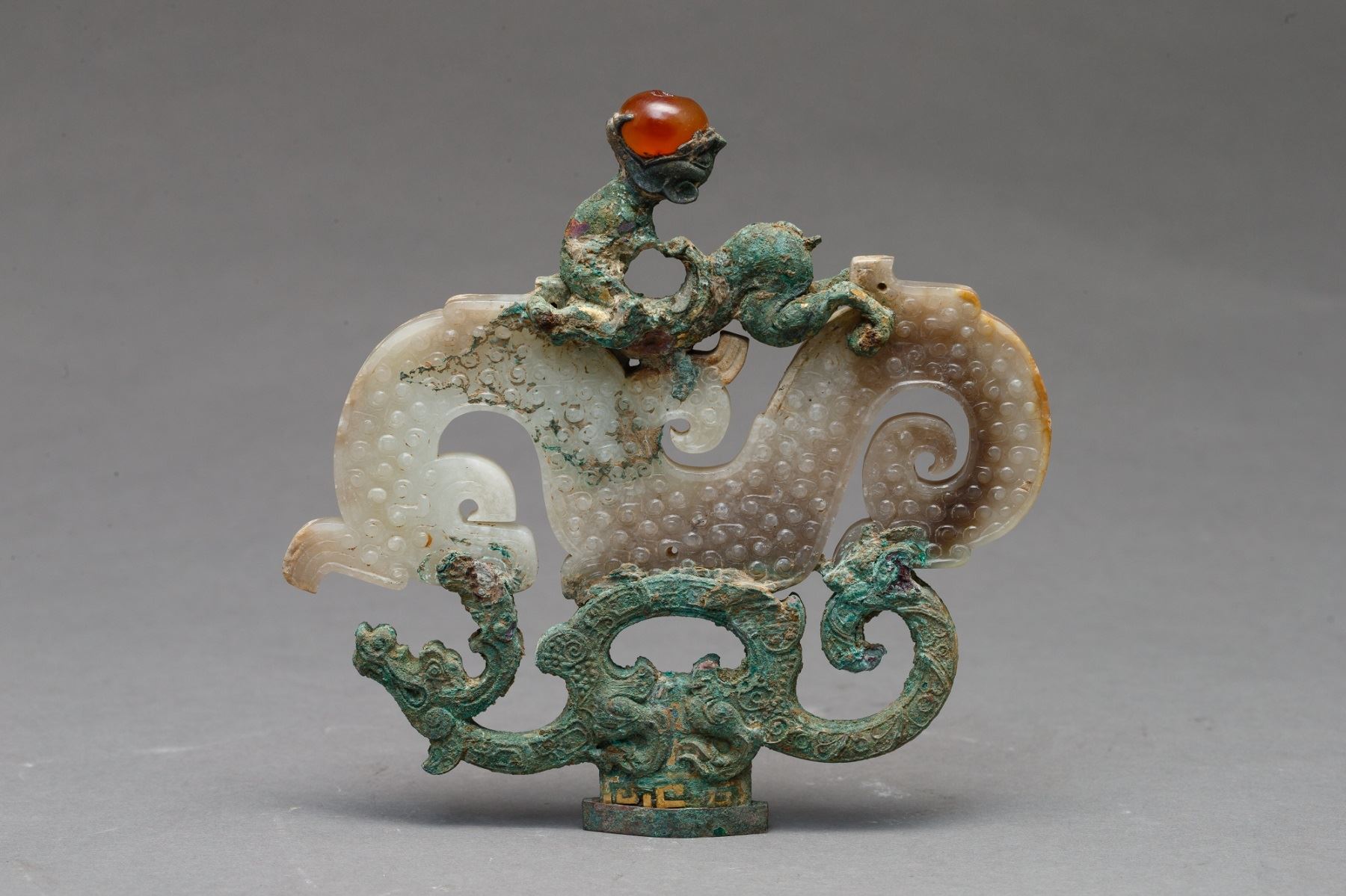 战国 鎏金龙虎嵌玉龙剑首赏析