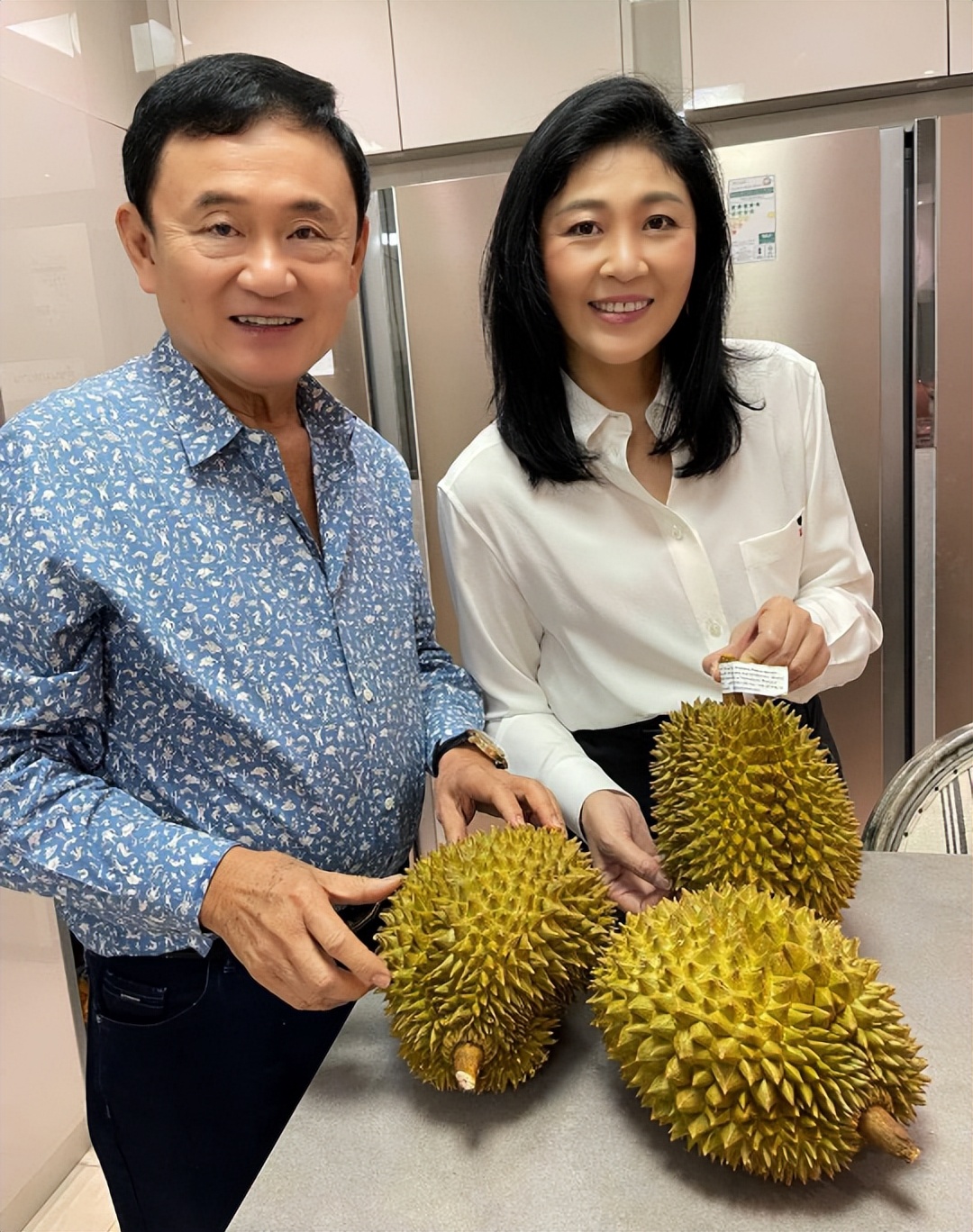 他信流亡15年回泰国:妹妹英拉含泪相送,2个女儿行跪拜礼迎接