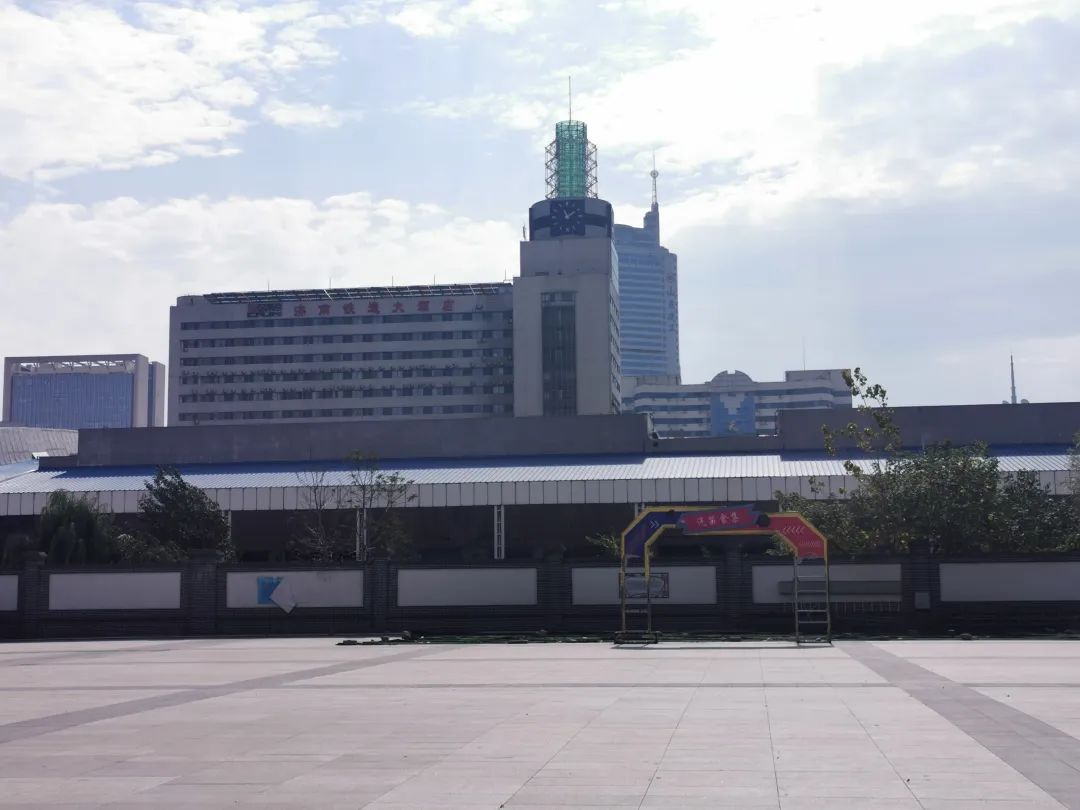 济南火车站北广场图片