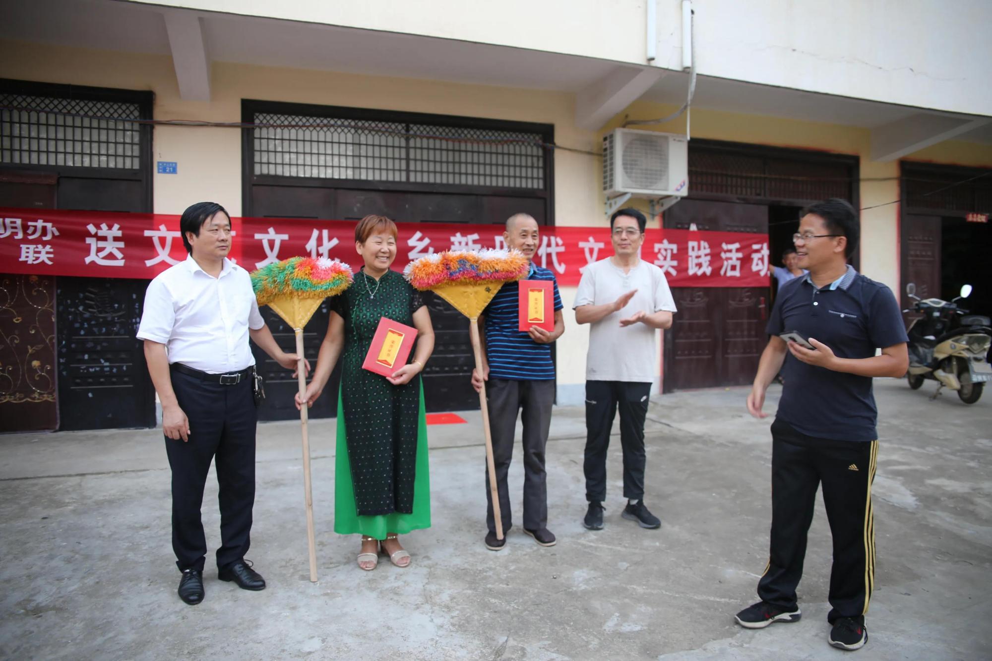 第四届"寻找地球清洁英雄"颁奖仪式在潢川举行