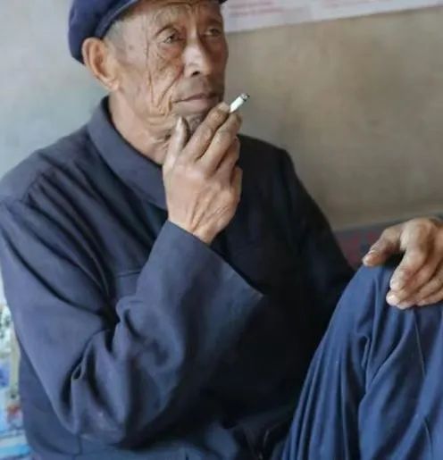 "好死"老头抽旱烟,暴脾气活了95岁从未看过医生,全靠这些招数