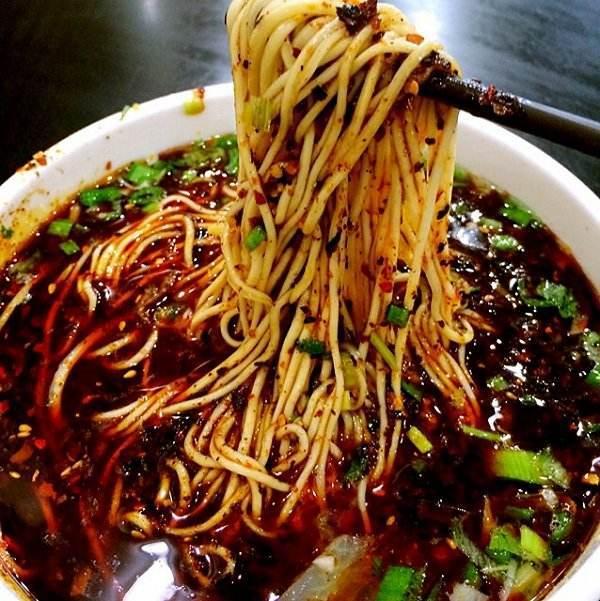 兰州拉面劲道好吃原来是放了蓬灰,经常吃会影响身体健康吗?