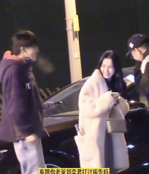 刘怡潼恋情曝光,和女友相拥超甜蜜,网友:只要不是他爸就行