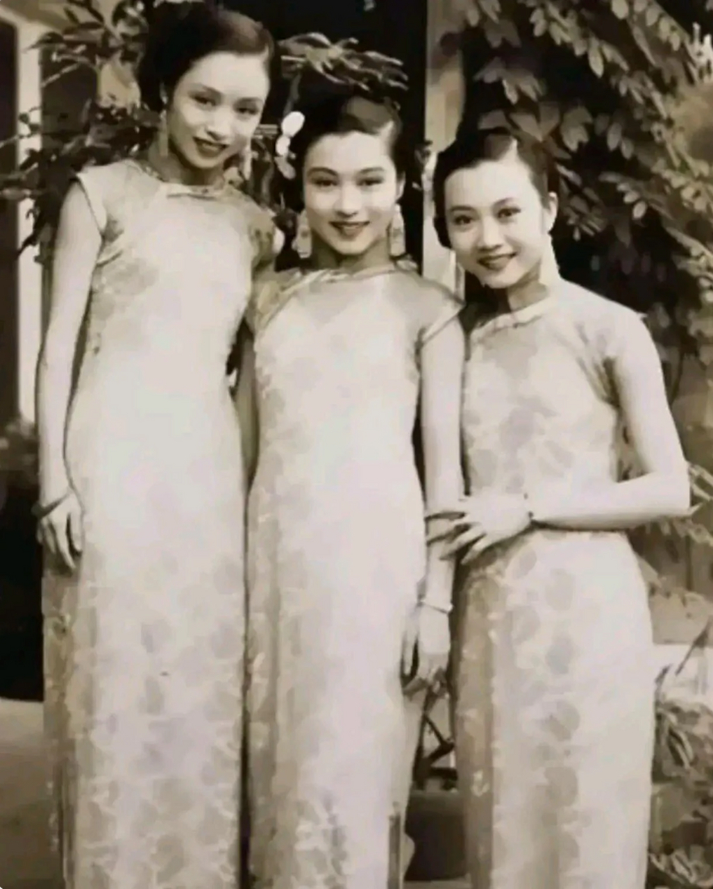 这张照片拍摄于1937年,记录了民国时期梁氏三姐妹的优雅风采.
