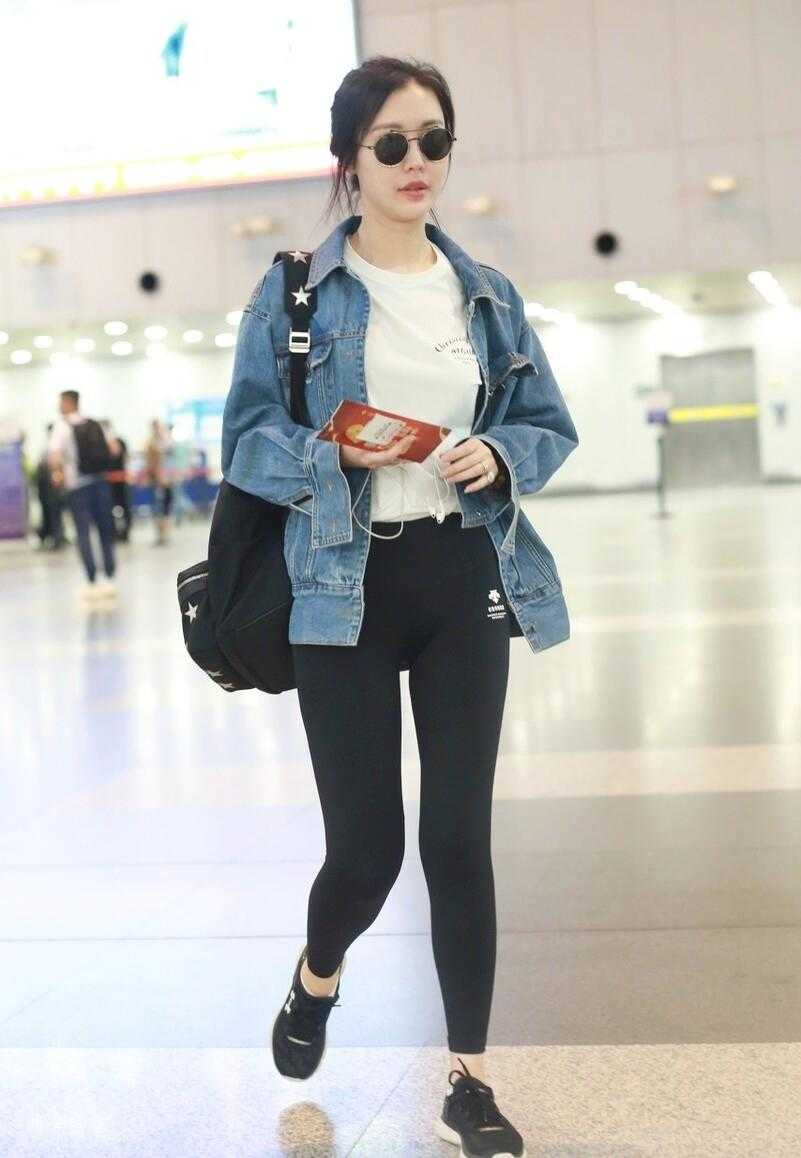 田朴珺走机场真的好会穿,牛仔外套配健美裤,大长腿就是抢镜