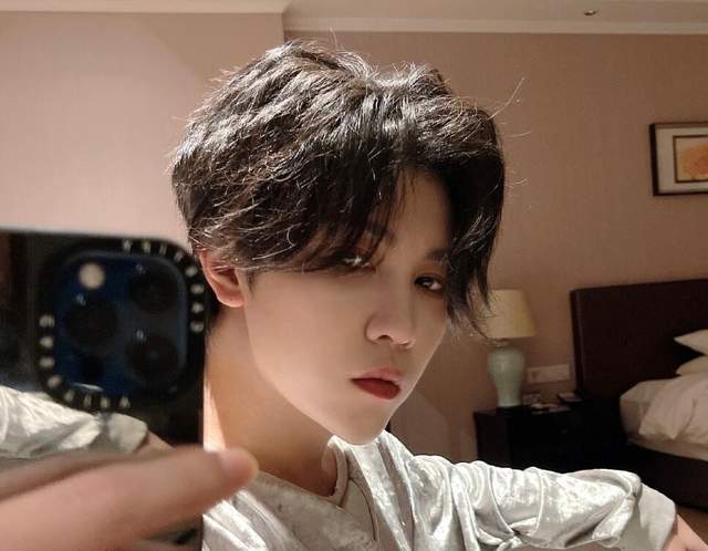 林陌路透照意外走红网络,撞脸当红顶尖偶像鹿晗,相似度非常之高