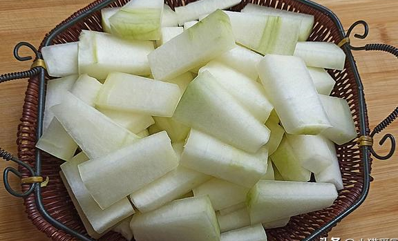 这样烤出来的冬瓜香气十足,特别入味,每次端上桌大家都争着吃