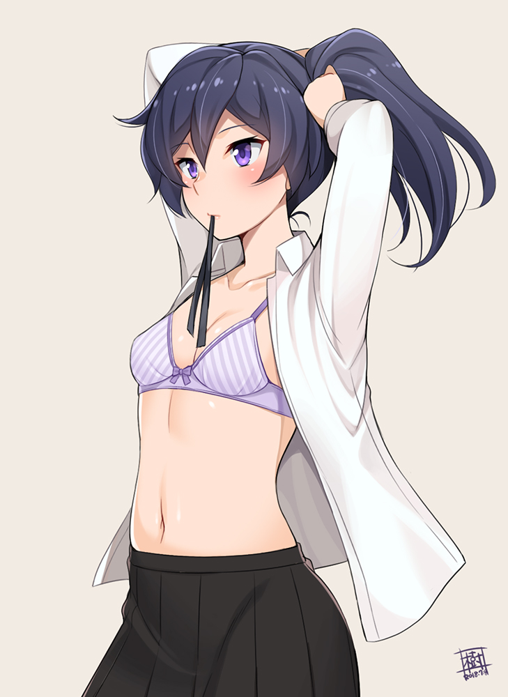 咬皮筋扎头发的动漫女孩图片大全