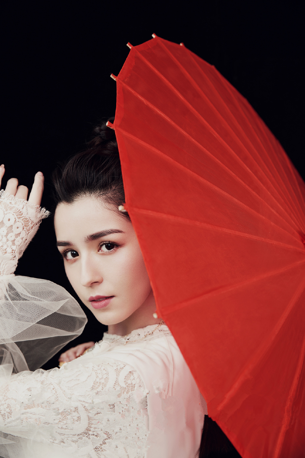 "一舞成名"的新疆美女哈妮克孜,穿白裙配长发,气质胜明星