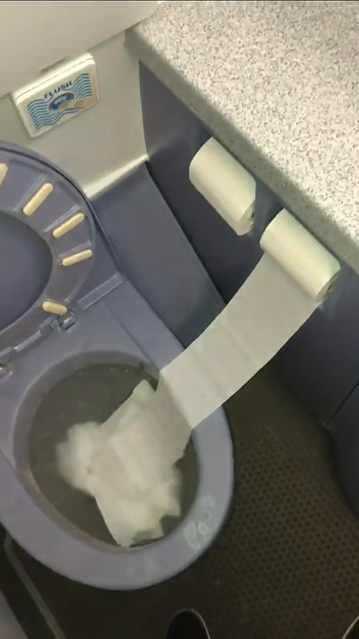 飞机马桶吸力就是强一不小心一卷纸没了真是开眼了