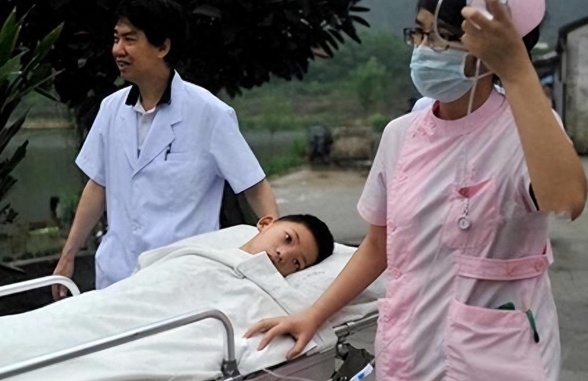 2012年12岁脑癌少年离世前一天的心愿父亲含泪捐献遗体