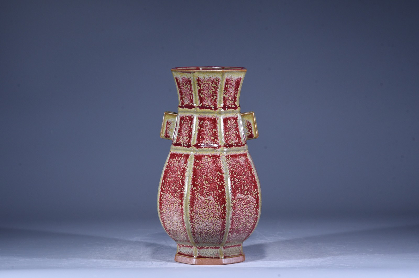 宋代皇室风格,八方贯耳瓶受人喜欢,从博物馆到自家收藏架