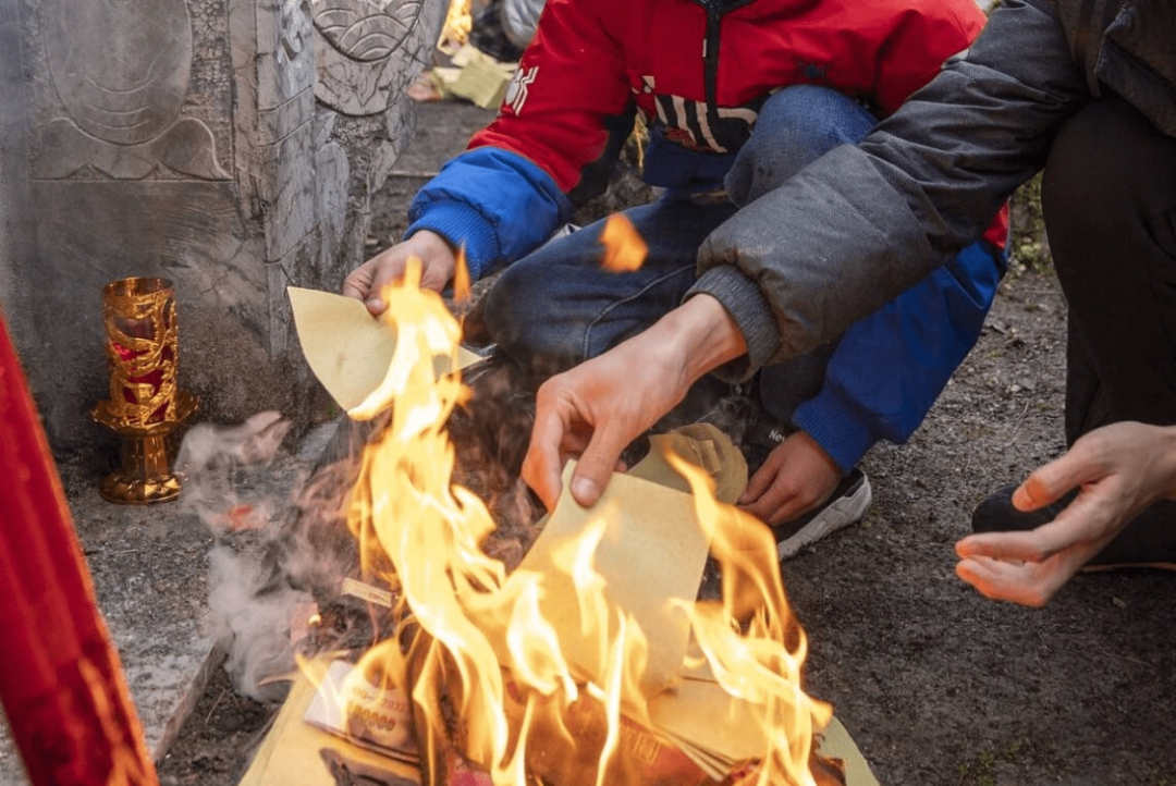 清明将至,多地打击冥币,纸钱等迷信祭品!网友:上坟烧啥?