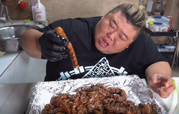 600斤胖猴仔大口吃肉,猪蹄一分钟一个,网友:可不敢这么吃