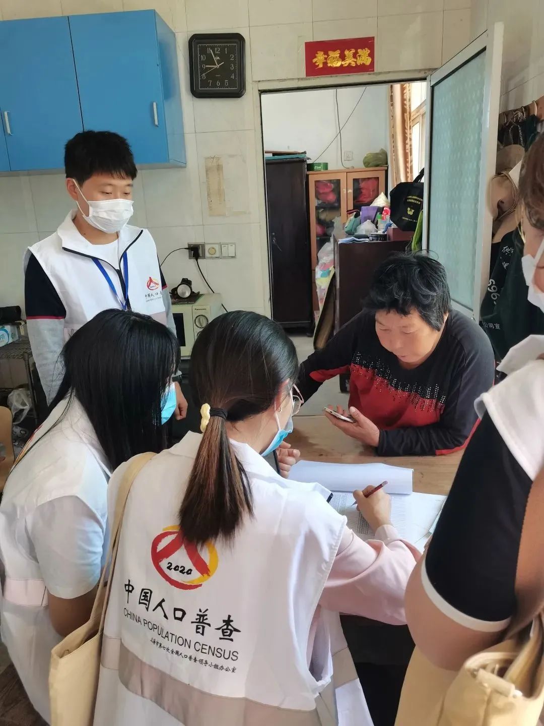 今天你家被敲门了吗?崇明区第七次全国人口普查摸底工作进行时