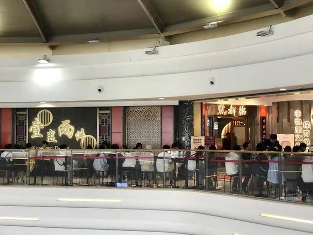 热点|“这个国庆像过年”！吃饭排队4000桌，网友刷屏这句话，瞬间泪目