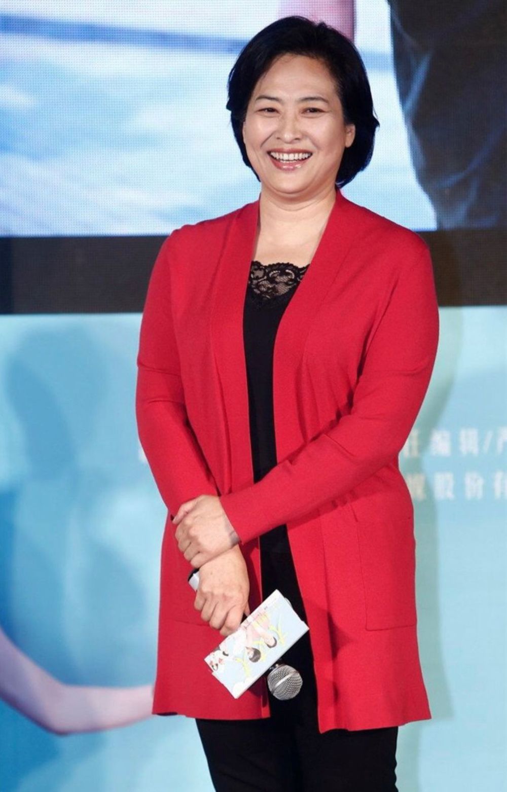 64岁许娣才是微胖阿姨穿搭模板:优雅贵气不扮嫩,普通人照穿也美