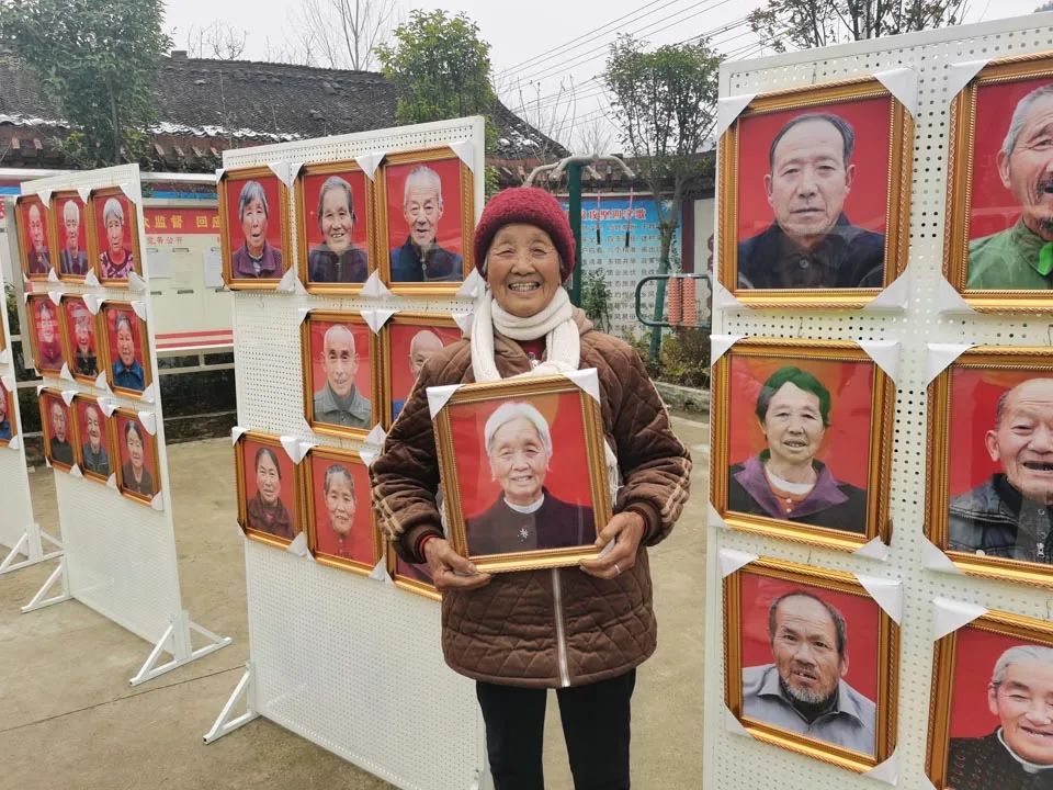 为2000多老人拍"遗照"?网友:这是"最美照"!