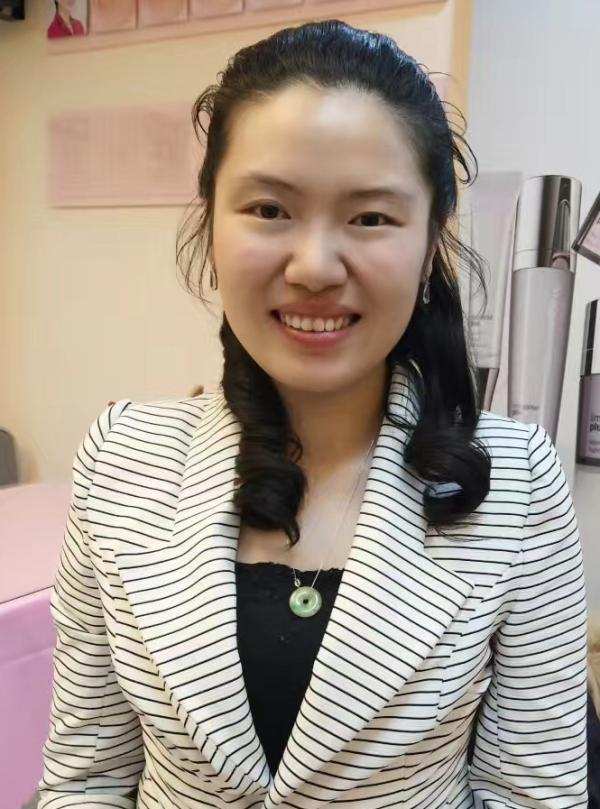 中国第一位盲人化妆师肖佳,活成盲人世界里的光