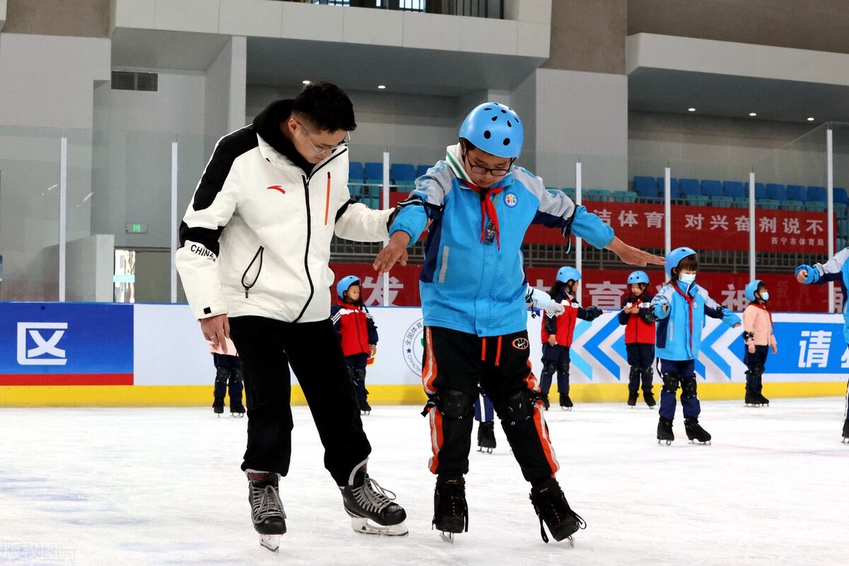 青海省冰雪运动进校园活动:点燃青少年冰雪激情