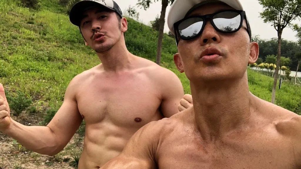 48岁刘畊宏半裸秀腹肌,这身材也太抗打了!