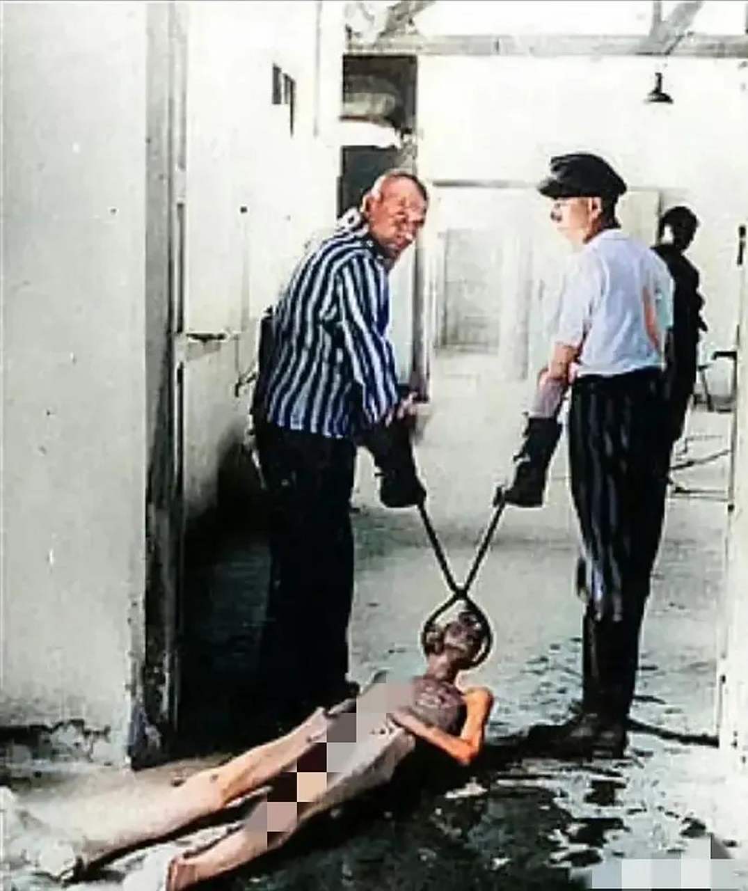 1942年,纳粹集中营,一名犹太人死后,尸体被拖入焚尸炉中,即将被烧掉