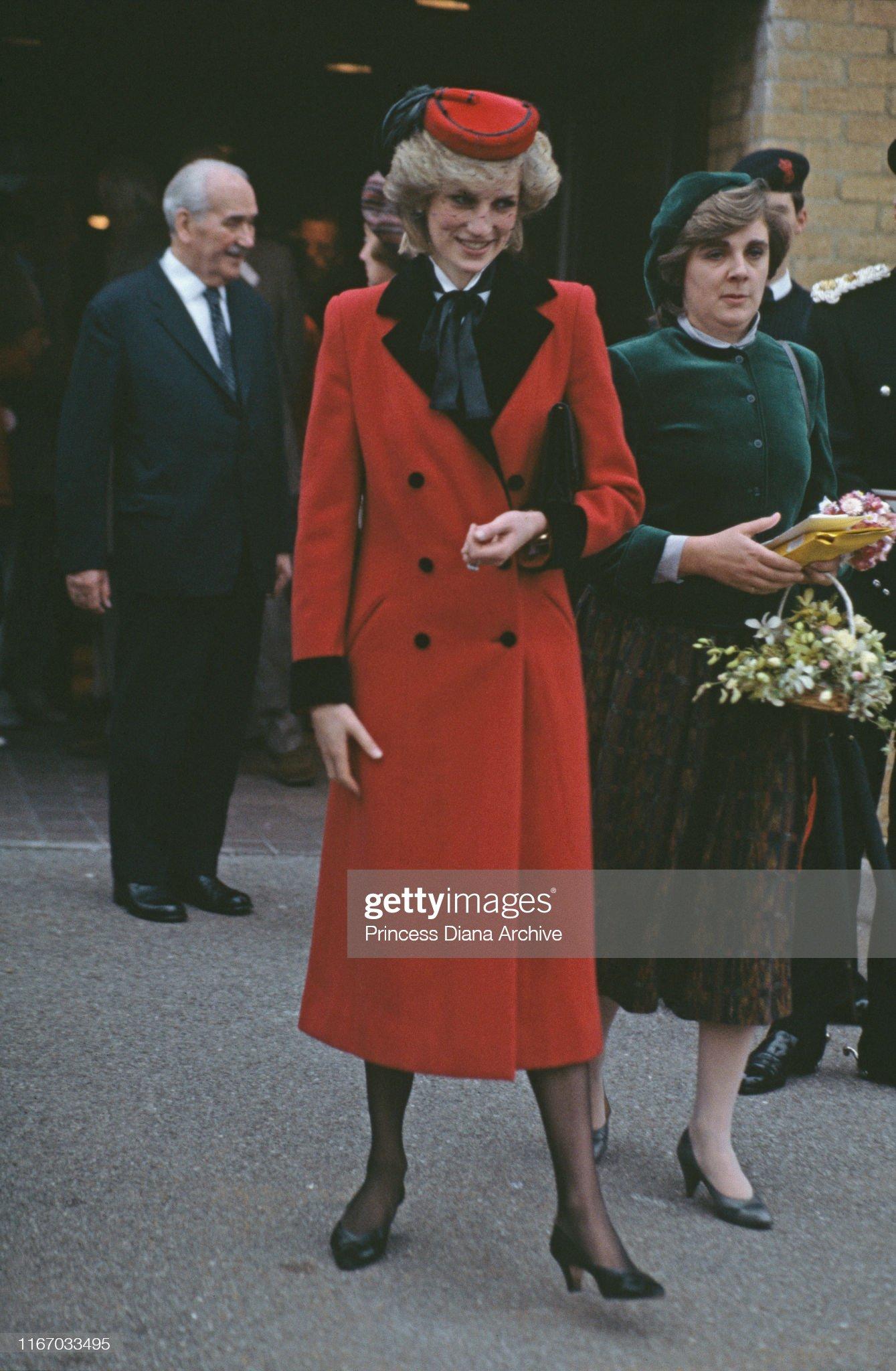 戴安娜王妃的秋冬红黑造型美丽与优雅并存卡米拉永远无法企及