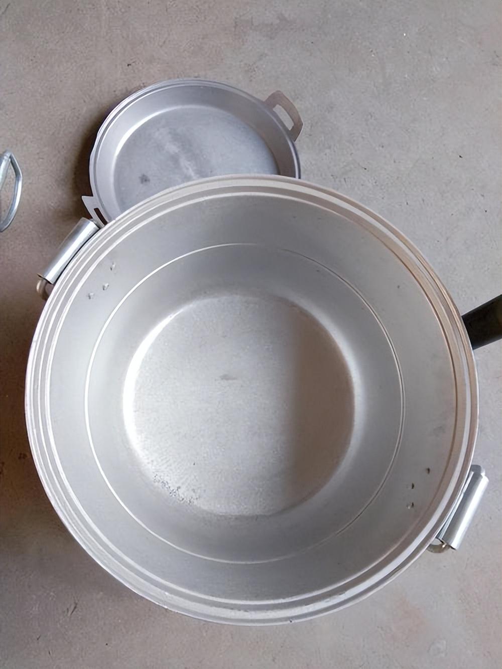 早在公元前3500年,中国人就开始使用铜和陶器制作厨具.