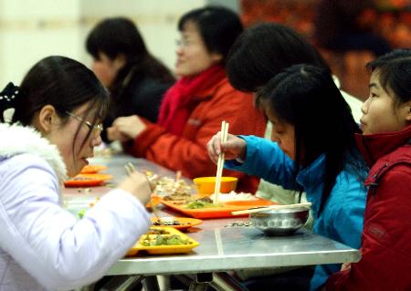 大学阴间食堂意外走红,布局让学生傻眼了,环境像极了殡仪馆