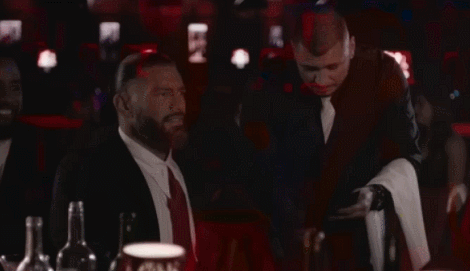 也同样不是随便找来的群演,他前脚挨了"部落酋长"一个瓷实的酒瓶爆头