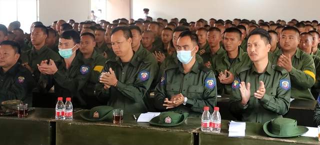 他被网络骂成汉奸,被果敢自治区民兵大队邀请授课,如今已退休