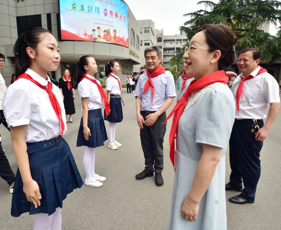 泰兴市委副书记兼宣传部部长张红霞莅临鼓楼小学分校视察