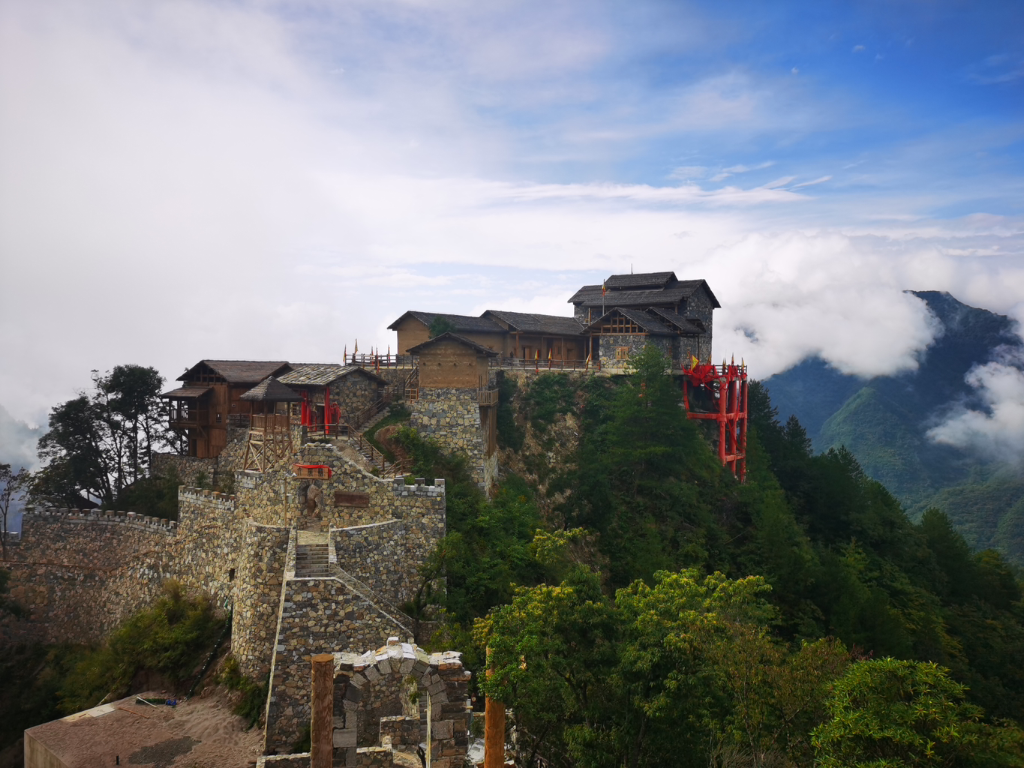 增强阿依河乡村旅游知名度 打造胡家湾苗寨建筑群和特色采摘园区图1