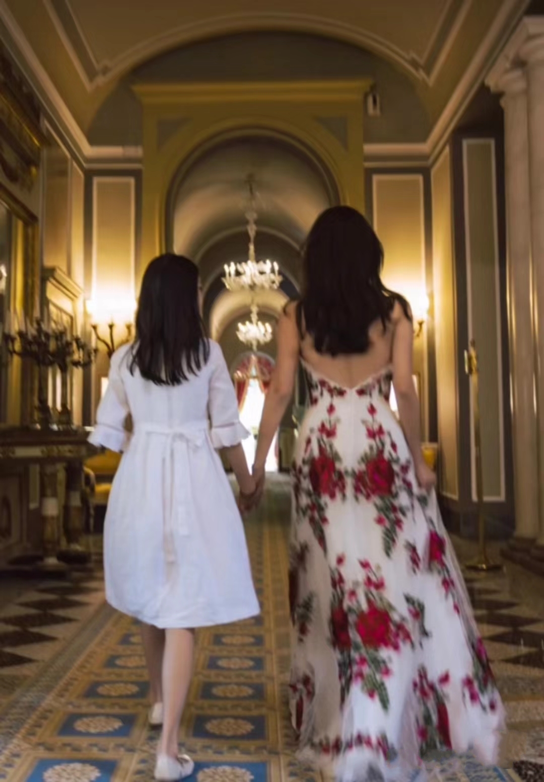 "汉南洞夫人"金熙英罕出镜,穿玫瑰礼服抢镜,与女儿同框似姐妹