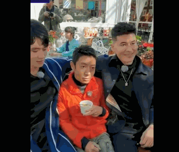 热点|有些C位不值得！撒贝宁合照遭遇滑铁卢：我像一个缩水的老父亲