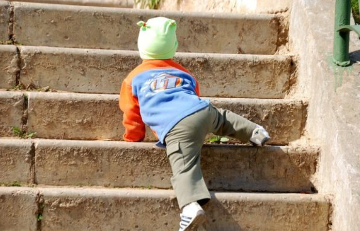 聪明的孩子走路早?不爬就走弊端多,"笨娃行为"反而对大脑好