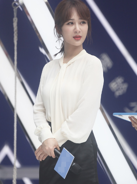 生图下的杨紫状态真不赖,飘带衬衫配八字刘海,少女感十足