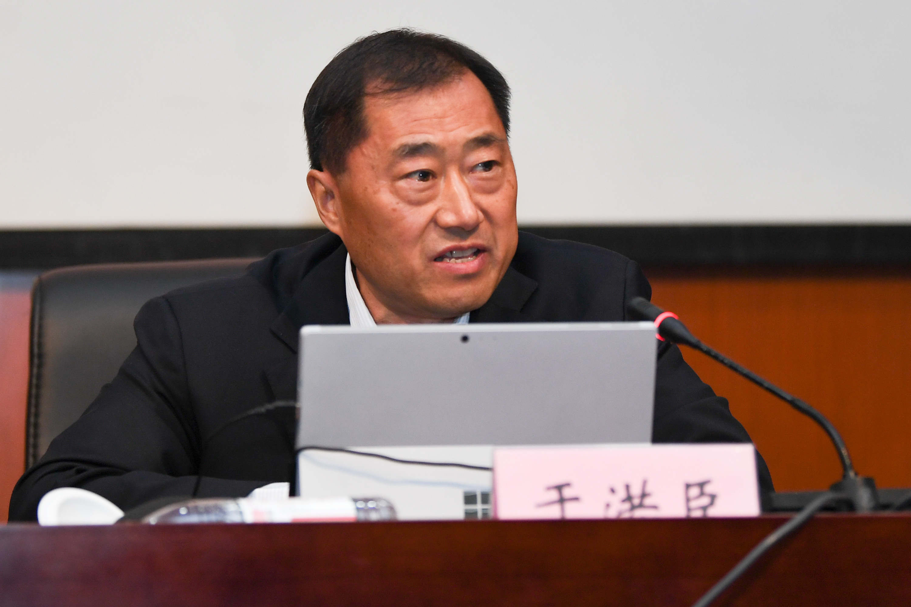 曝鄂b警车驻扎足协,随时抓人,于洪臣背后的大鱼,即将浮出水面?