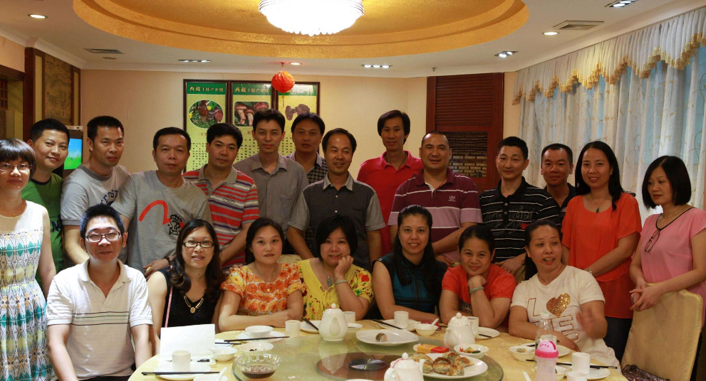 人到中年参加聚会,同学的差距如此之大,其实上学时已揭晓剧本