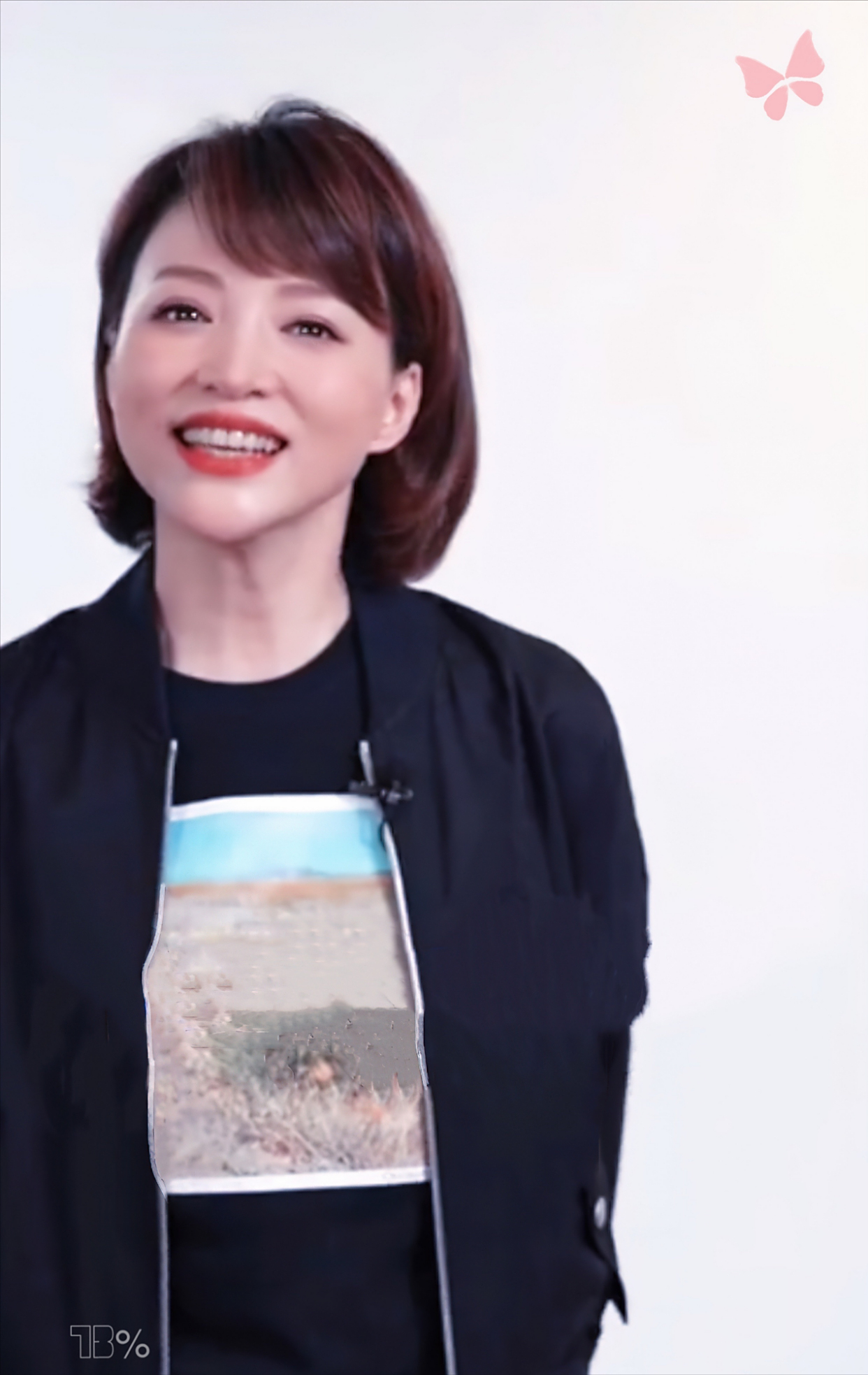 董卿近照曝光大变样!央视一姐穿印花t恤成功装嫩,变少女太年轻