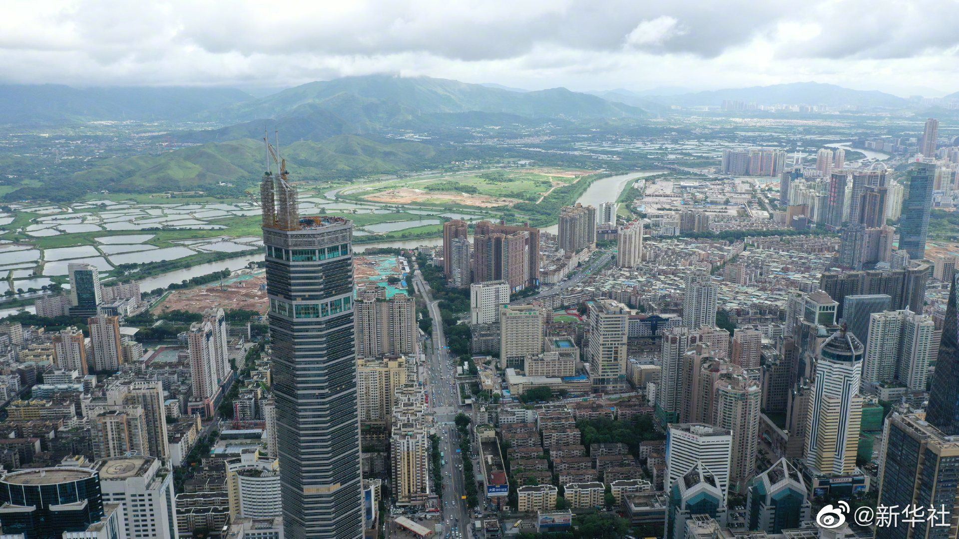 出现有感振动,深圳赛格大厦楼顶桅杆拆除正在施工