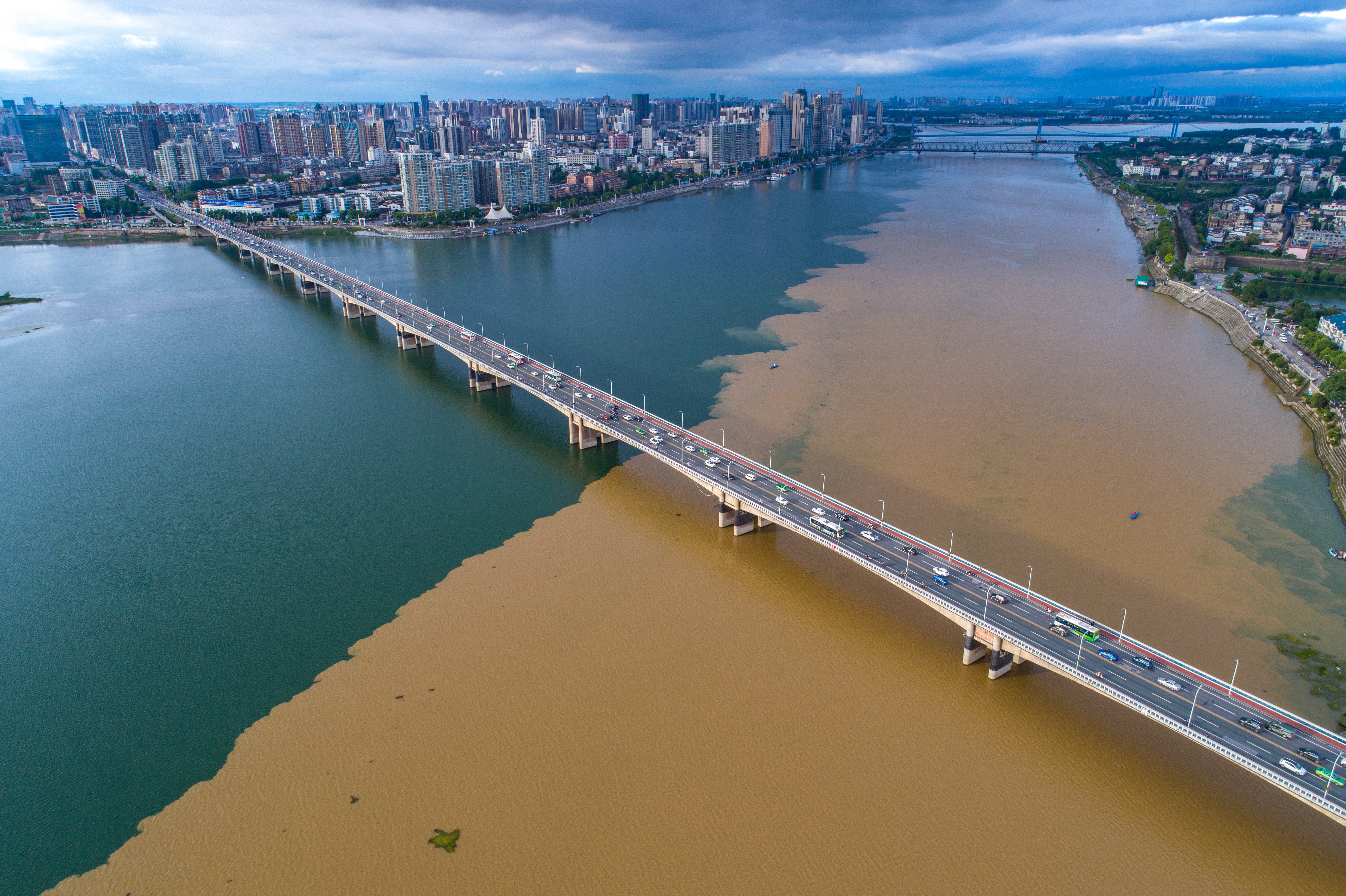 湖北襄阳:雨后汉江"泾渭分明"