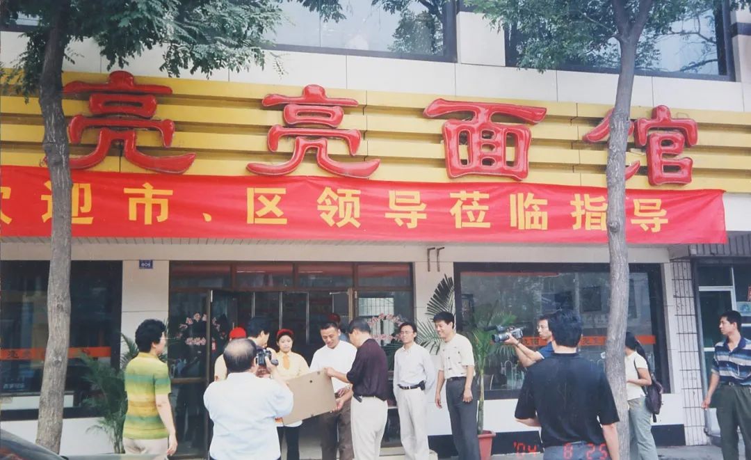 我,济南人,到兰州学做拉面,开亮亮面馆35年,很多人一家三代吃