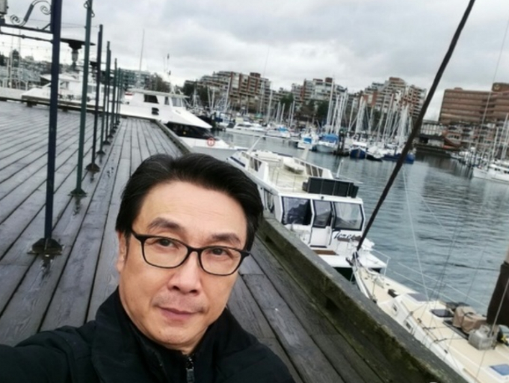 当年,刘松仁恋上年轻的泰国空姐,热恋后,空姐迟迟不愿和刘松仁发生