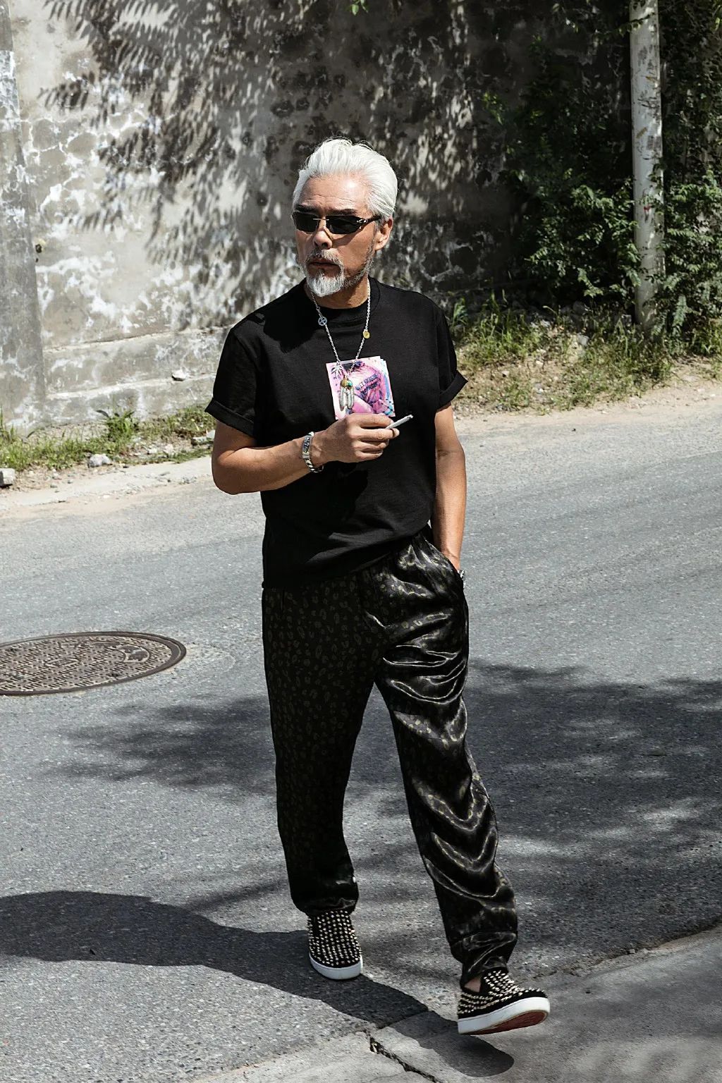 66岁张双利夏日造型,一把年纪穿得这么潮,是一种什么体验?