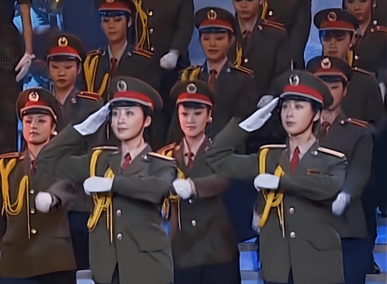 他们觉得虽然张薇薇和张莉莉外形条件很好,但阅兵讲究的主要还是那个