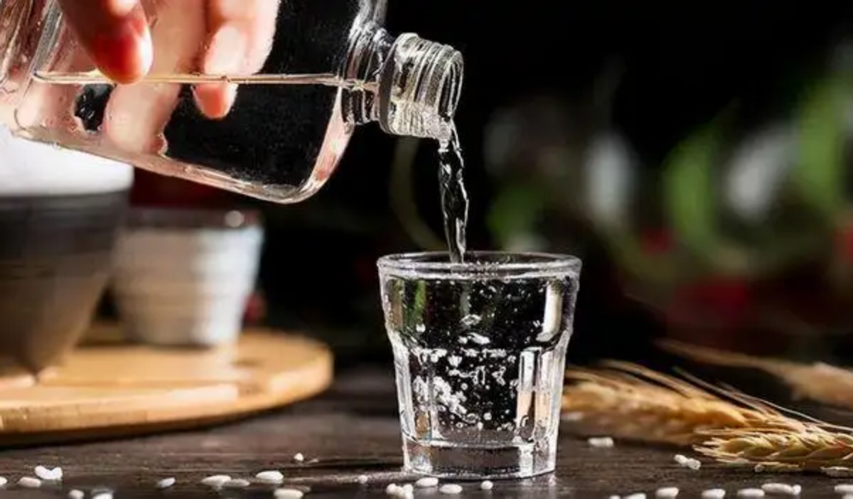 男人到了中年千万别小气,遇到这几款白酒该喝就喝,全是纯粮好酒